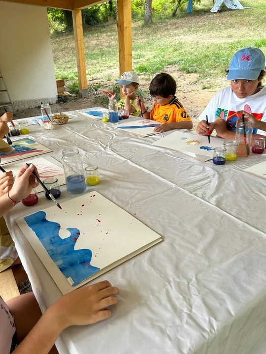 Nenos pintando con acuarela