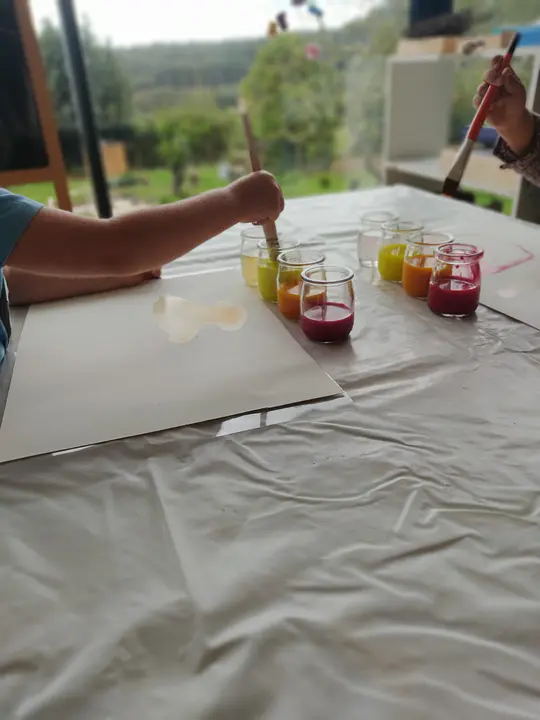 Nenos pintando con acuarela